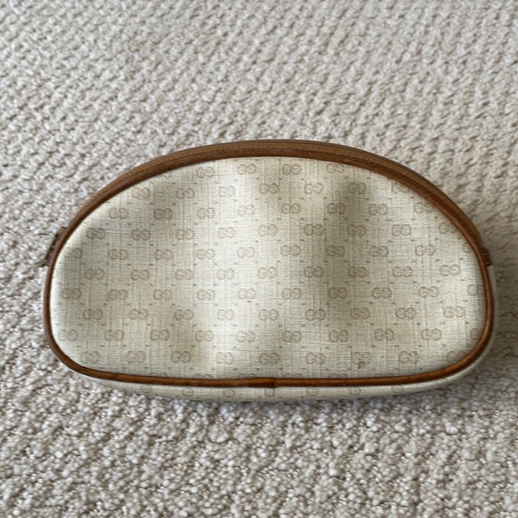 Vintage Gucci makeup bag. This bag is in great condition.The outside is perfect - Picture 1 of 7